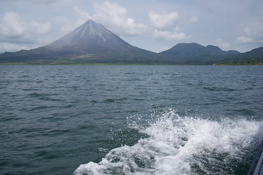 060829_Lake_Arenal_1_El_Castillo